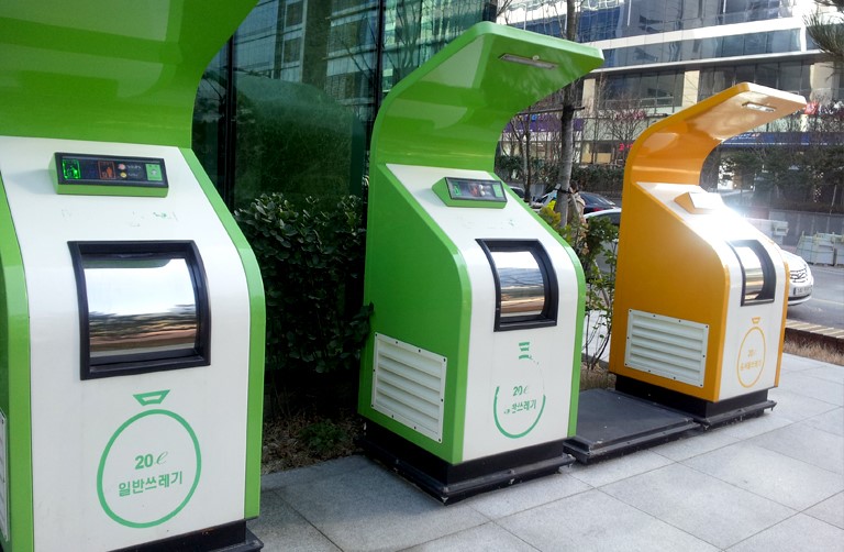 Контейнеры для раздельного сбора мусора в Южной Корее